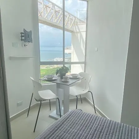 Lovely 2 Bedroom With Pool And Gym